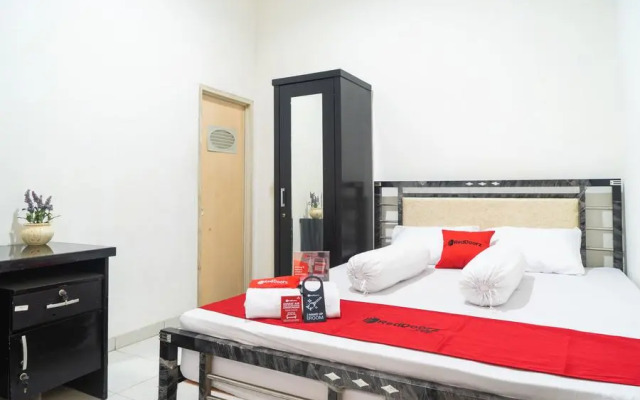 RedDoorz Syariah near Grand Galaxy Park