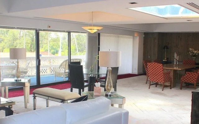Hosteeva Marina Luxury Suites