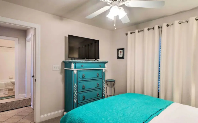 3rd-floor Riverfront Condo: Walk to Downtown Eats!