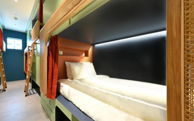 Dream Chaser Boutique Capsule Hotel