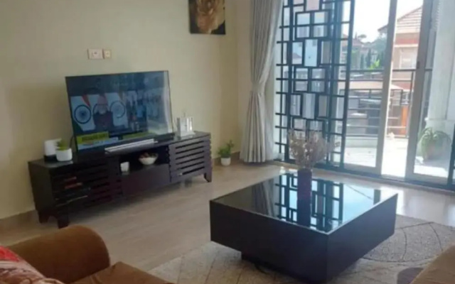 Cozy 2-bed Apartment in Akright City, Bwebajja