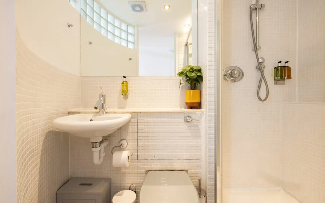 Central Soho Warehouse Loft with Concierge