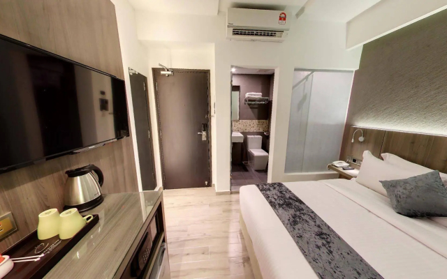 Flora by Crossroads Hotel