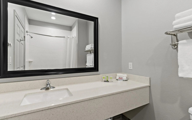 Paris Inn & Suites