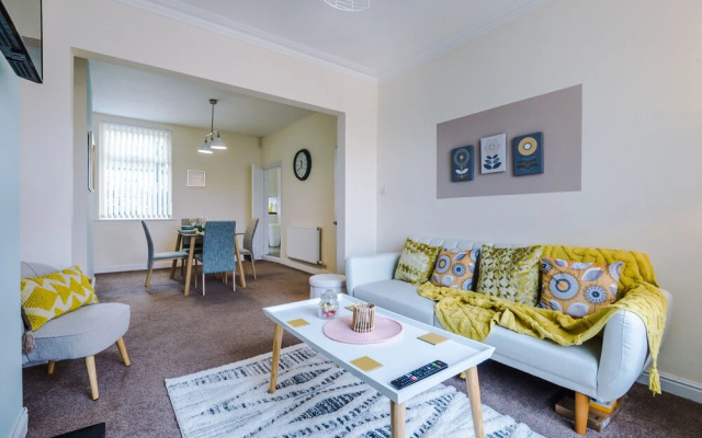 Convenient 2 Bedroom Home With Parking