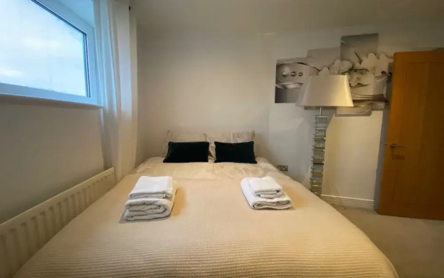 2 Bed Flat - Sleeps 4 - Parking - Wifi