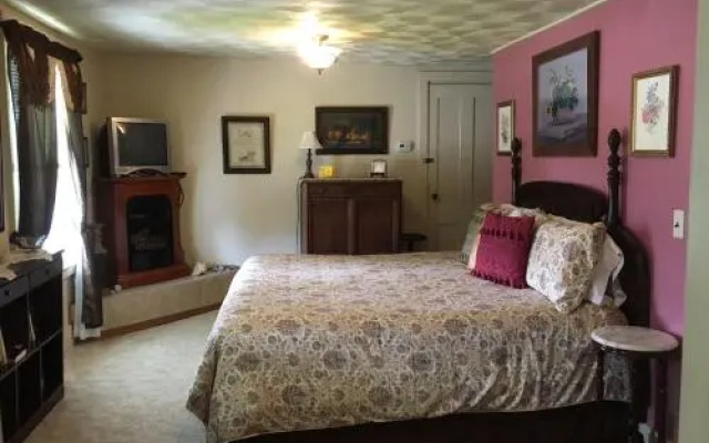 Glass Magnolia Bed And Breakfast