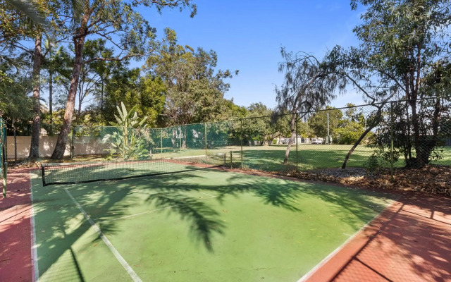 Stylish Townhouse, private courtyard walk to beach