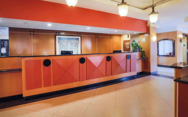 La Quinta Inn & Suites by Wyndham Islip - MacArthur Airport