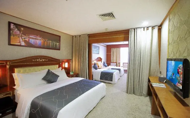 Chonpines Hotels·Zhongshan Xiaolan LRT Station