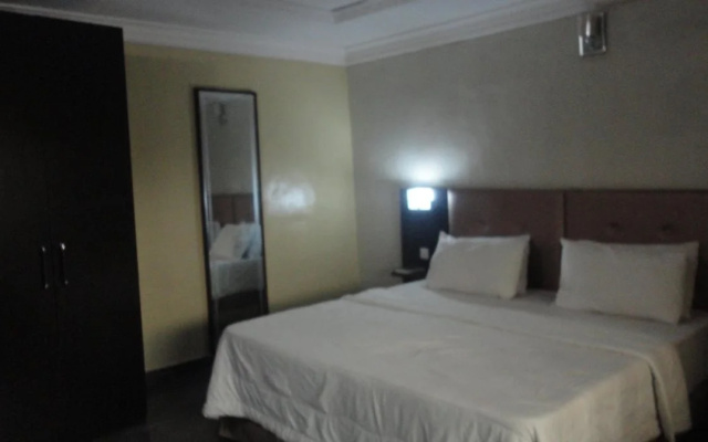 Moongate Hotel and Suites, Obantoko