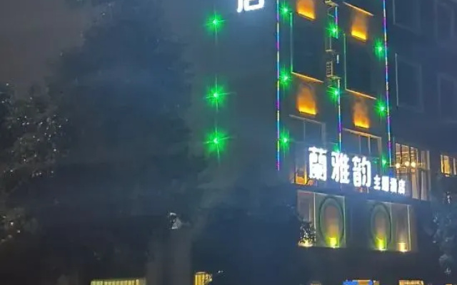 Qujing Lanyayun Theme Hotel