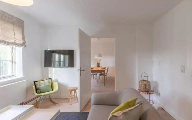 Reetgedecktes Ferienhaus mit Kachelofen