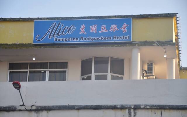 Alice Semporna Backpackers Hostel вид на фасад