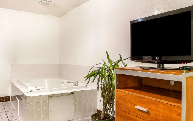 Econo Lodge Inn & Suites Pekin - Peoria Area