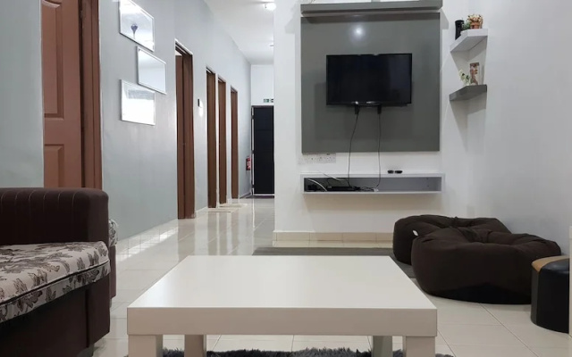 Fahaz Lumut Homestay