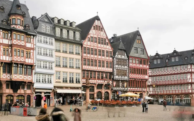 Plaza Hotel & Living Frankfurt