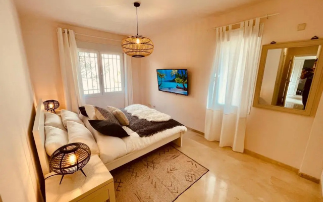 Newly renovated, Spacious, Bright Villa 5 minutes to the Beach