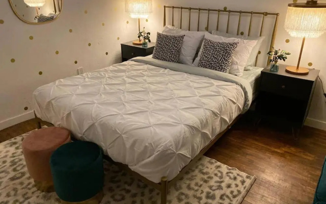Gorgeous Studio in Beverly Boulevard! Sleeps 4!