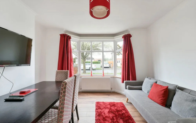 Dirac Lodge 4-bedroom House