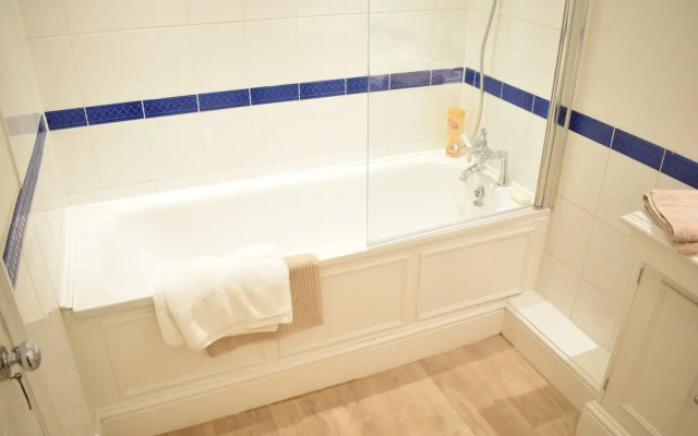 2 Bedroom Flat in Battersea Sleeps 4
