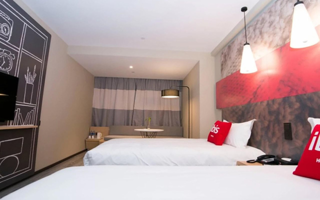 ibis Luoyang Baolong Square Hotel