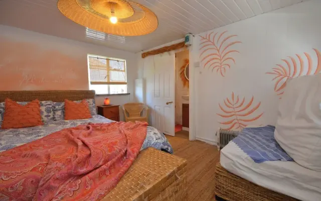 1 Bed Chalet - Sleeps 4 - Pets, Parking, Wifi