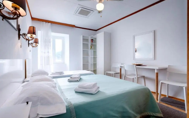 Mira Sea Front Guesthouse