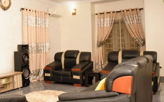 House-sleeps8-parking-jacuzzi