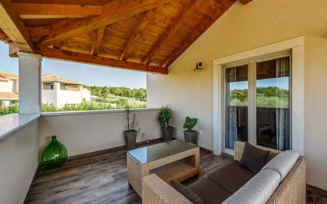 Villa in Srebrnici With Pool Near Marea Beach