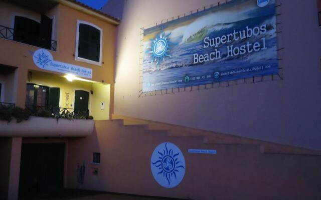 Supertubos Beach Hostel вид на фасад