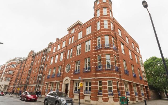 Отель 2 Bed, 2 bath flat in Covent Garden вид на фасад