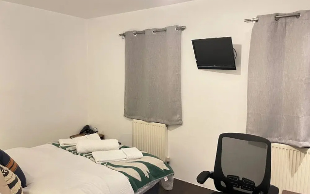 Stepney Green Gated Area with Parking & Garden