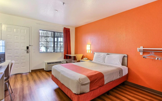 Motel 6 Salinas, CA - North Monterey Area