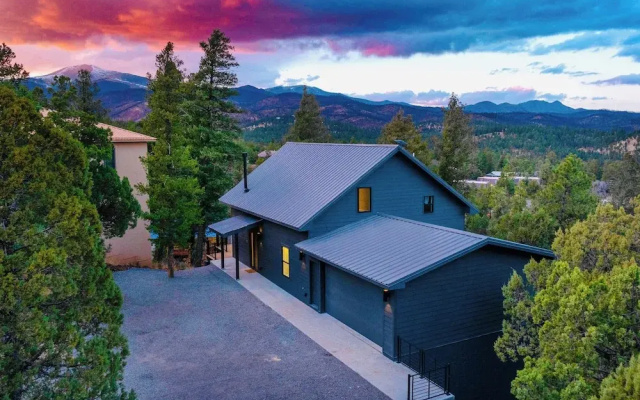Sierra Blanca Views: New-build Cabin in Ruidoso