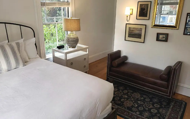Sand Bar Cottage Inn