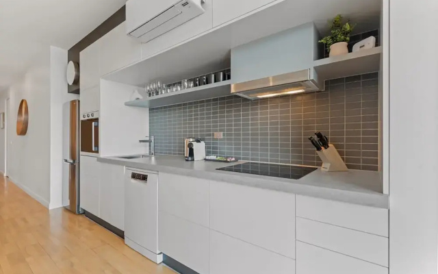 Modern 1-bed, City Skyline Views & Close to Shops