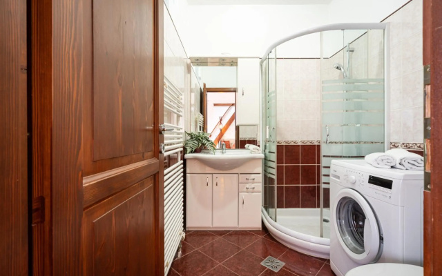 Beautiful apartment with parking garage & AC