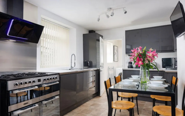 Luxurious 4 Bed House - Sleeps 8