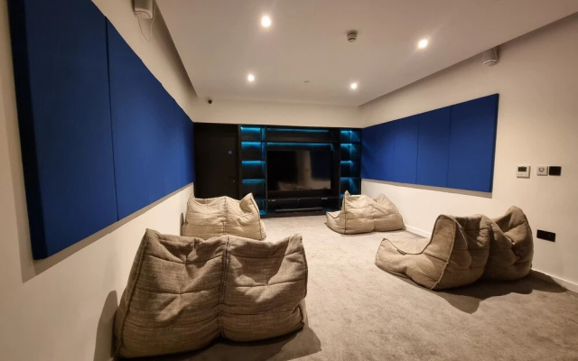 Trafford Suite Modern 1 bed With Cinema Room
