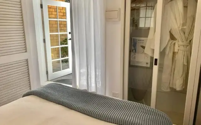 Stylish Private Studio, Close to Beach, WIFI, Parking
