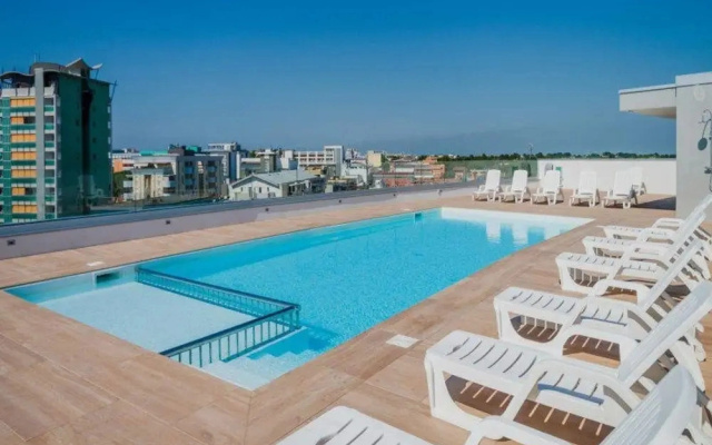 Central Living Flat With Pool and Parking