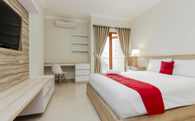 RedDoorz Premium near Ragunan Zoo 2