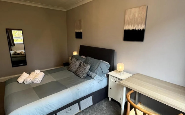 2 Bed Flat - 9-12 Mins to Central London Sleeps 4