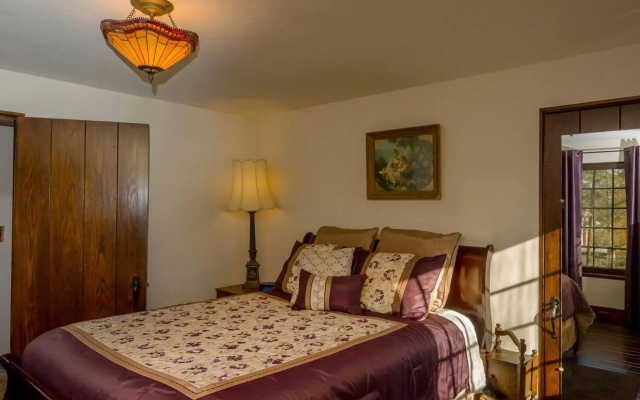 Castle on Glen - 3 Bedroom Home