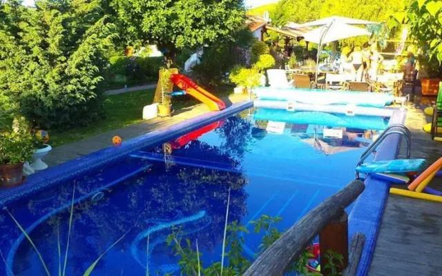 Holiday Vendégház és Szabadidőkert