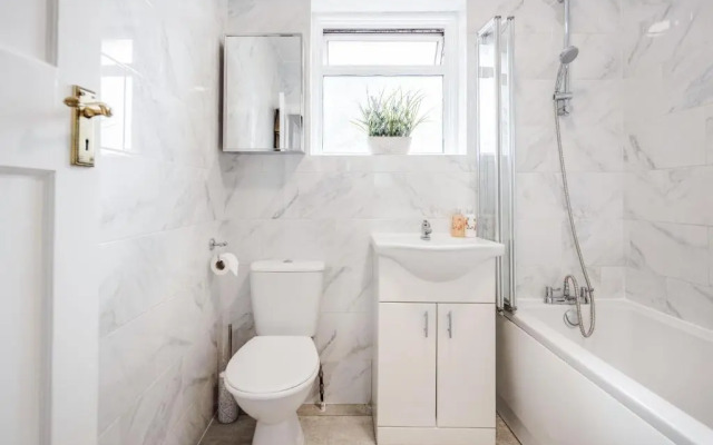 Lovely 4-bedroom House Near Romford Station