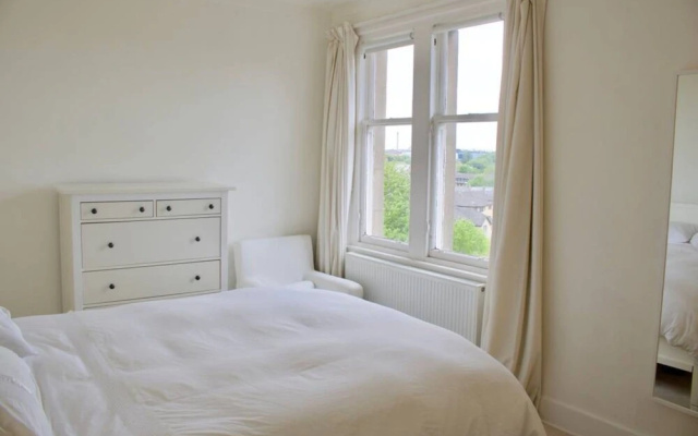 2 Bedroom Flat In Comely Bank