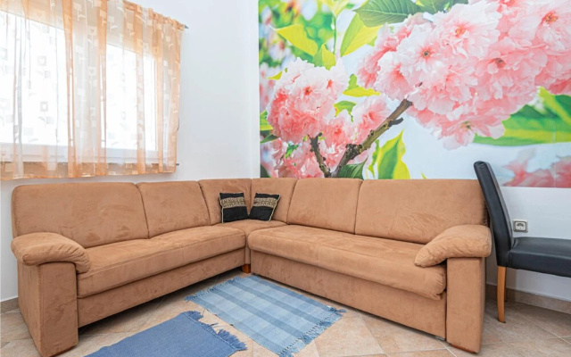 Stunning Apartment in Srima With 1 Bedrooms and Wifi