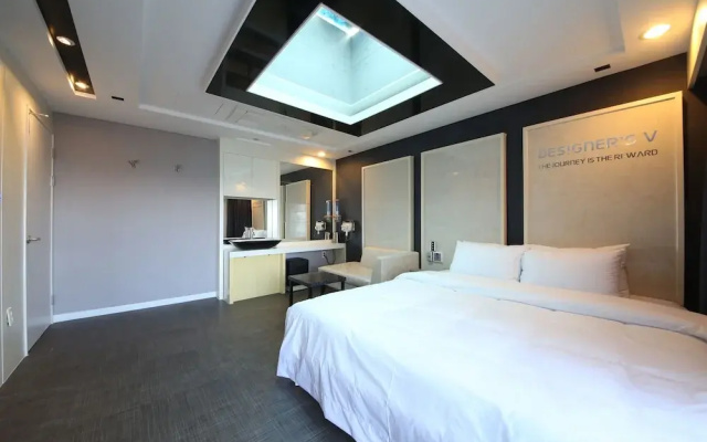 Moon Bay Hotel